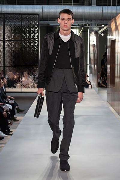 تصاميم راقية بلمسة جريئة ... اليك مجموعة Ricardo Tisci الأولى لدار Burberry